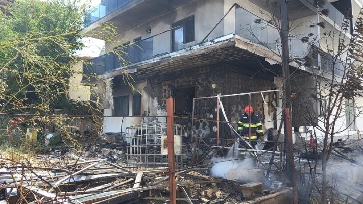 o rulota a luat foc in mamaia nord incendiul s a extins la un apartament de bloc 68a32ae0a0ef2