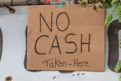 o tara unde banii cash fac legea si cei mai multi oameni nu au cont bancar ar putea fi primul stat din lume care interzice bancnotele 6896e3590d3c2