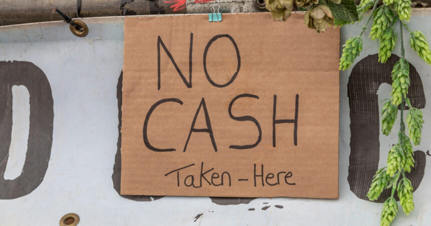 o tara unde banii cash fac legea si cei mai multi oameni nu au cont bancar ar putea fi primul stat din lume care interzice bancnotele 6896e3590d3c2
