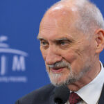 parlamentul polonez a votat pentru ridicarea imunitatii fostului ministru al apararii antoni macierewicz ce i se imputa acestuia 68935b39cd01f