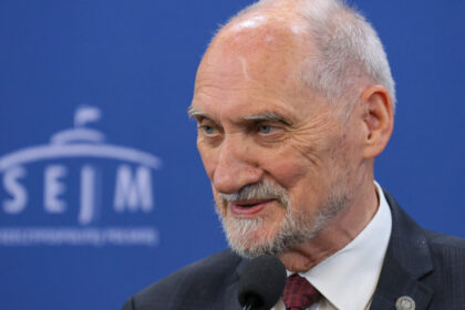 parlamentul polonez a votat pentru ridicarea imunitatii fostului ministru al apararii antoni macierewicz ce i se imputa acestuia 68935b39cd01f