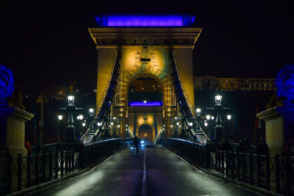 partidul lui viktor orban a avut o reactie furioasa dupa ce primarul budapestei a iluminat un pod peste dunare in culorile ucrainei 68ade01e068a2
