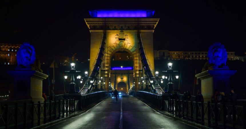 partidul lui viktor orban a avut o reactie furioasa dupa ce primarul budapestei a iluminat un pod peste dunare in culorile ucrainei 68ade01e068a2