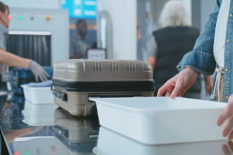 pasagerii de pe aeroportul otopeni vor putea calatori cu recipiente de lichide mai mari in bagajele de mana termenul anuntat de cnab 68a9d81d69124