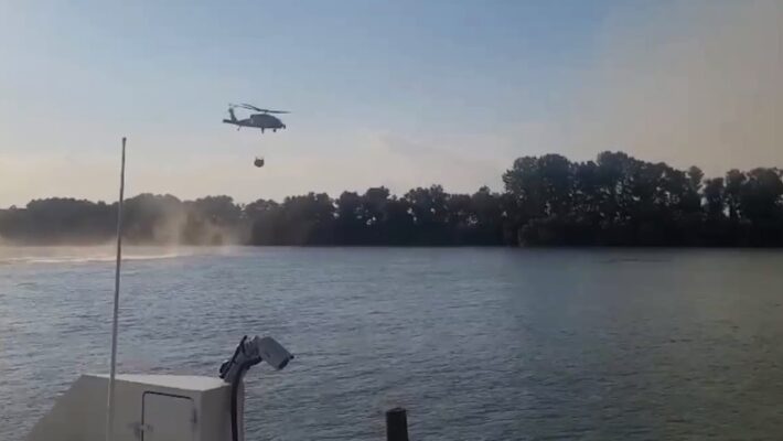 pentru a opta zi consecutiva pompierii continua misiunea de lichidare a incendiul din delta dunarii 689a0148e361e