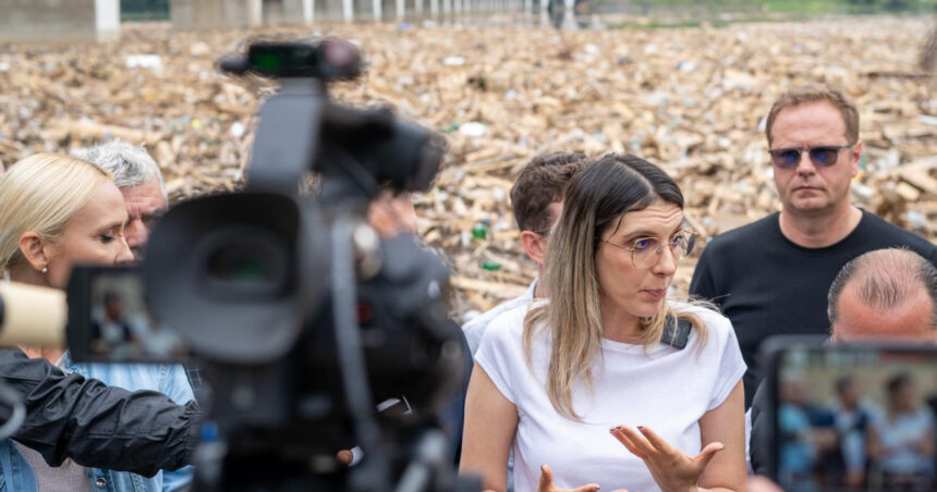 peste 200 de persoane intervin la borca si farcasa dupa inundatii diana buzoianu la neamt e o bomba cu ceas 688cc4d7d53f8