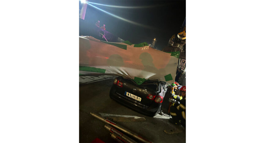 piciorul unei macarale s a prabusit peste o masina in portul constanta soferul autoturismului a fost prins in interior 688f1409ce7a2