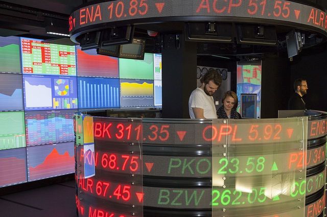 polonia vrea sa creasca puternic taxele pe profitul bancilor actiunile se prabusesc 68a873f18bddb