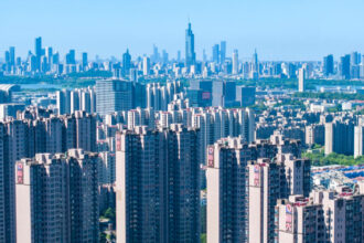 prabusire totala pentru fostul varf de lance al economiei chinei gigantul imobiliar evergrade a fost delistat de la bursa de valori 68ad39fd68e18