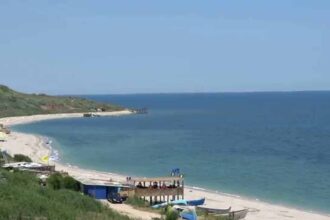 prefectura constanta confirma ceea ce stia toata romania pe plaja din tuzla sunt constructii ilegale printre ele cea a fiului subprefectului constantei 68a318ada68d4