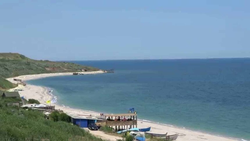 prefectura constanta confirma ceea ce stia toata romania pe plaja din tuzla sunt constructii ilegale printre ele cea a fiului subprefectului constantei 68a318ada68d4