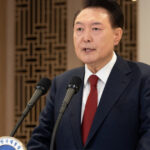 protest dupa gratii al fostului presedinte sud coreean yoon s a intins in lenjerie intima pe podeaua celulei pentru a nu fi audiat 688c9c57434b7