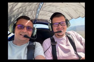 reprezentantii aeroportului tuzla isi iau ramas bun de la vlad zgardau unul dintre primii elevi pasionati de zbor 6898a2bdc3ee9