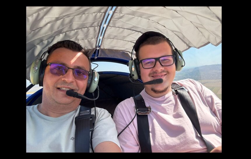 reprezentantii aeroportului tuzla isi iau ramas bun de la vlad zgardau unul dintre primii elevi pasionati de zbor 6898a2bdc3ee9