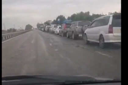 rusii stau la cozi kilometrice pentru a putea cumpara benzina cum s a ajuns in aceasta situatie 68a722dc7958a
