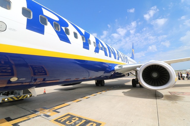 ryanair a decis da bani mai multi angajatilor care prind bagaje de mana prea mari mesaj catre calatori 68b172fb839e6