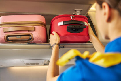ryanair isi plateste angajatii care depisteaza bagajele de mana neconforme bonus de 25 euro pentru fiecare troler supradimensionat 68b013712071a