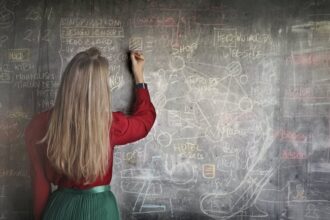 salariile profesorilor titulari raman neschimbate iar plata cu ora scade semnificativ anuntul ministrul educatiei 68b0301b88d1f