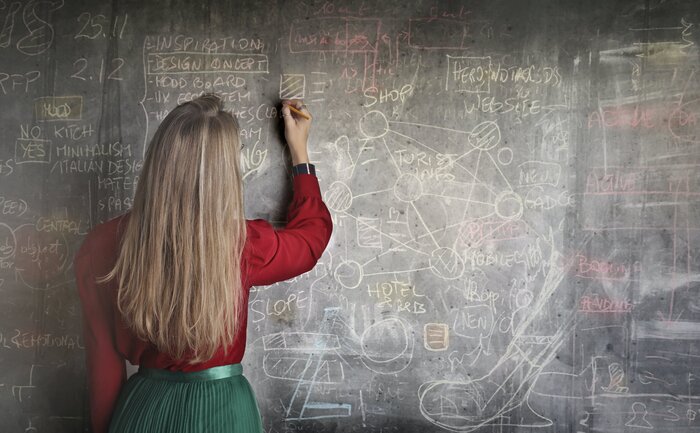 salariile profesorilor titulari raman neschimbate iar plata cu ora scade semnificativ anuntul ministrul educatiei 68b0301b88d1f