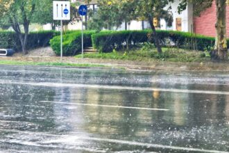 se strica vremea constanta sub cod galben de ploi vijelii si descarcari electrice 68a84998b32e9