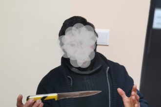 si a injunghiat iubita in gat intr un acces de furie apoi s a automutilat dar nu este de acord sa raspunda in fata legii 689537b2ecee0