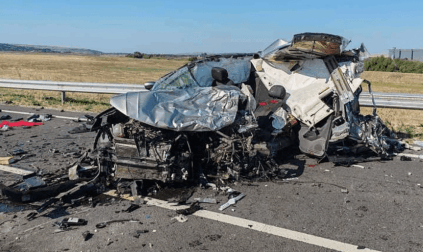 socant un barbat a murit strivit dupa ce masina pe care o conducea a intrat sub un tir 688f48eae65be