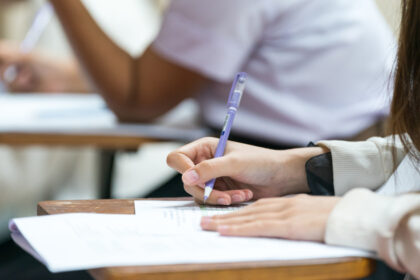 subiecte bac sesiunea de toamna 2025 elevii sustin astazi proba scrisa la limba si literatura romana 68998b61ea447