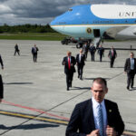 summitul trump putin planul include o discutie a celor doi lideri insotiti doar de traducatori problema cu locul de intalnire 689c21ac4db1c