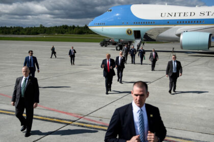 summitul trump putin planul include o discutie a celor doi lideri insotiti doar de traducatori problema cu locul de intalnire 689c21ac4db1c