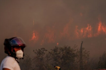 sute de persoane au fost evacuate in nord vestul turciei din cauza incendiilor de vegetatie si peste 700 de pompieri lupta cu flacarile 689a23d18ec1b