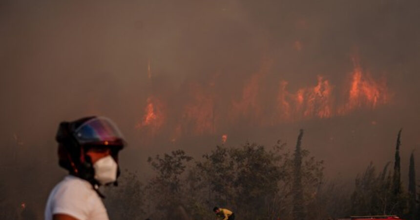 sute de persoane au fost evacuate in nord vestul turciei din cauza incendiilor de vegetatie si peste 700 de pompieri lupta cu flacarile 689a23d18ec1b