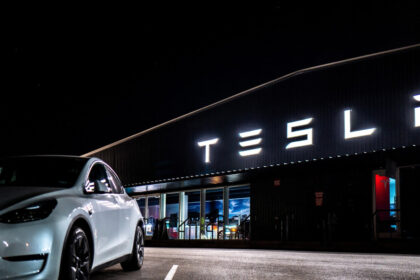 tesla considerata partial vinovata pentru un accident fatal masina folosise pilotul automat ce daune va plati firma lui musk 688e188db617b