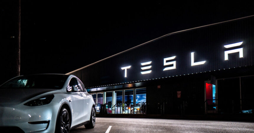 tesla considerata partial vinovata pentru un accident fatal masina folosise pilotul automat ce daune va plati firma lui musk 688e188db617b