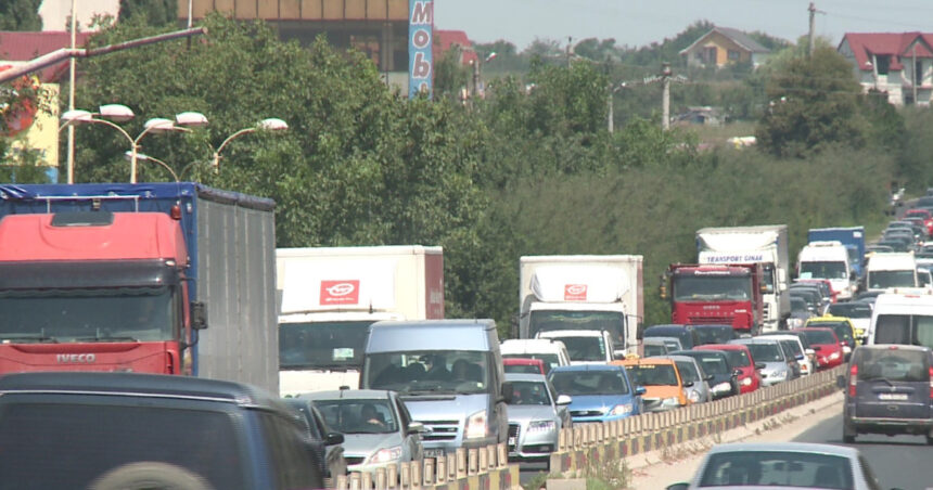 trafic aglomerat pe dn 39 catre si dinspre vama veche circulatia este ingreunata din cauza unui accident intre un autocar si 4 masini 688f1a2ac0b41