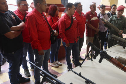 trei distrugatoare americane se deplaseaza in largul coastelor venezuelei maduro mobilizeaza o militie de 45 milioane de persoane 68ab279f2130f