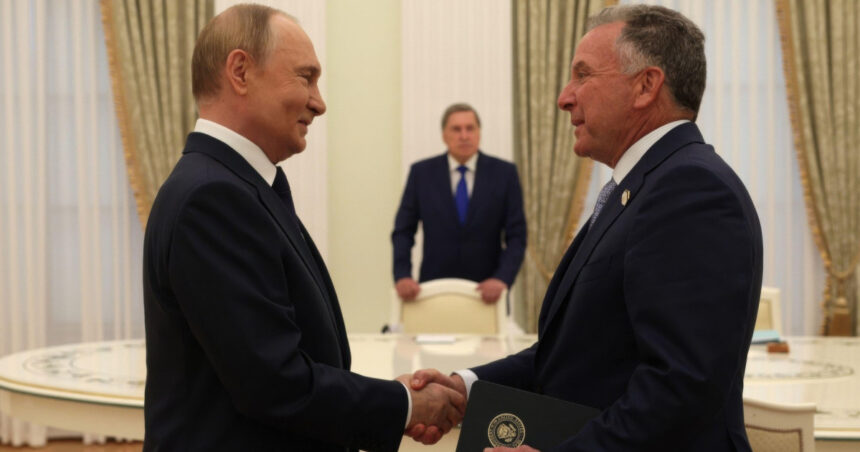 trimisul special al lui donald trump a vorbit aproape trei ore cu vladimir putin cum vede kremlinul discutia 689360cd796ee