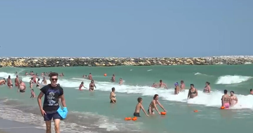 turist scos cu forta din apa si incatusat de jandarmi in statiunea venus pe litoral sunt valuri mari si e arborat steagul rosu 68a85db68d9a9