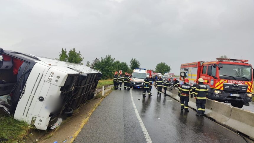 un autocar in care se aflau 30 de persoane s a rasturnat a fost activat planul rosu de interventie 68b464bf385d3