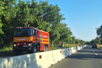 un autoturism a luat foc in sensul giratoriu din lazu 6894cd019d364