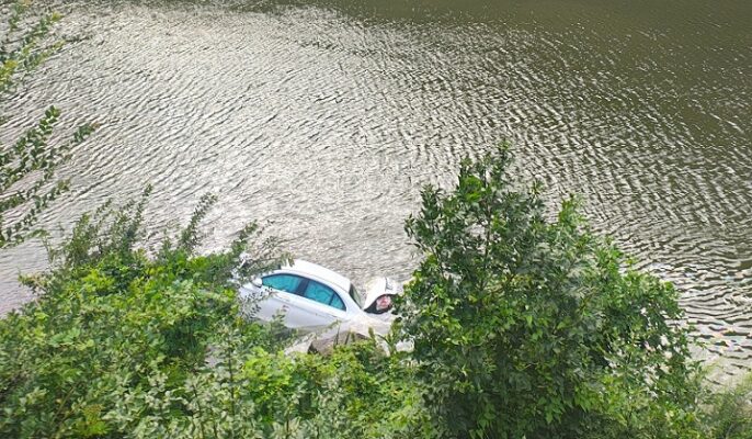 un autoturism a plonjat in raul olt conducatorul auto un cetatean turc s a autoevacuat 6891bce910a1c