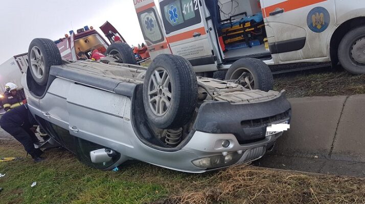 un autoturism in care se aflau 4 persoane s a rasturnat pe dn22a in apropiere de sibioara 68a1945b40246
