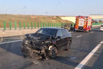 un autoturism s a izbit de parapete pe autostrada soarelui la iesire din cernavoda 68ac238e9d5dd