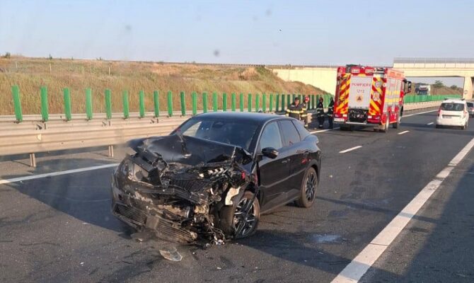 un autoturism s a izbit de parapete pe autostrada soarelui la iesire din cernavoda 68ac238e9d5dd