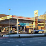 un baiat de 10 ani a fost uitat de parinti intr o benzinarie din germania si au dat seama abia dupa jumatate de ora 689ca49c5824b
