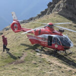 un barbat care a scapat cu viata dupa ce a cazut 100 de metri intr o prapastie in zona varfului moldoveanu recuperat cu elicopterul 689779c9b5973