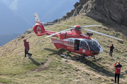 un barbat care a scapat cu viata dupa ce a cazut 100 de metri intr o prapastie in zona varfului moldoveanu recuperat cu elicopterul 689779c9b5973