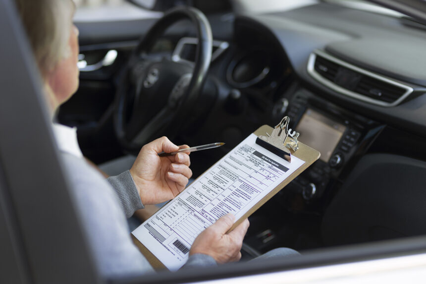 un elev care sustinea examenul pentru obtinerea permisului ar fi facut infarct chiar in timpul probei politistul examinator nu i ar fi acordat primul ajutor acuza martorii 6899c78abb97c
