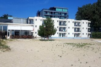 un hotel emblematic din statiunea mamaia cu plaja privata se vinde cu peste 33 milioane de euro 68afcaad3fc65