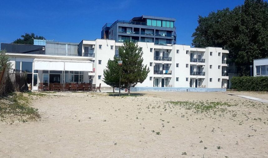 un hotel emblematic din statiunea mamaia cu plaja privata se vinde cu peste 33 milioane de euro 68afcaad3fc65