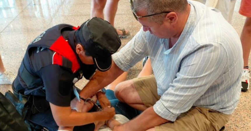 un jandarm roman aflat in concediu a ajutat la prinderea unor fugari in aeroportul el prat din barcelona 689381405e97e